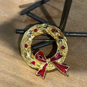 Christmas Wreath Pin Brooch Red Enamel Gold Tone Enamel Vintage Holiday Party